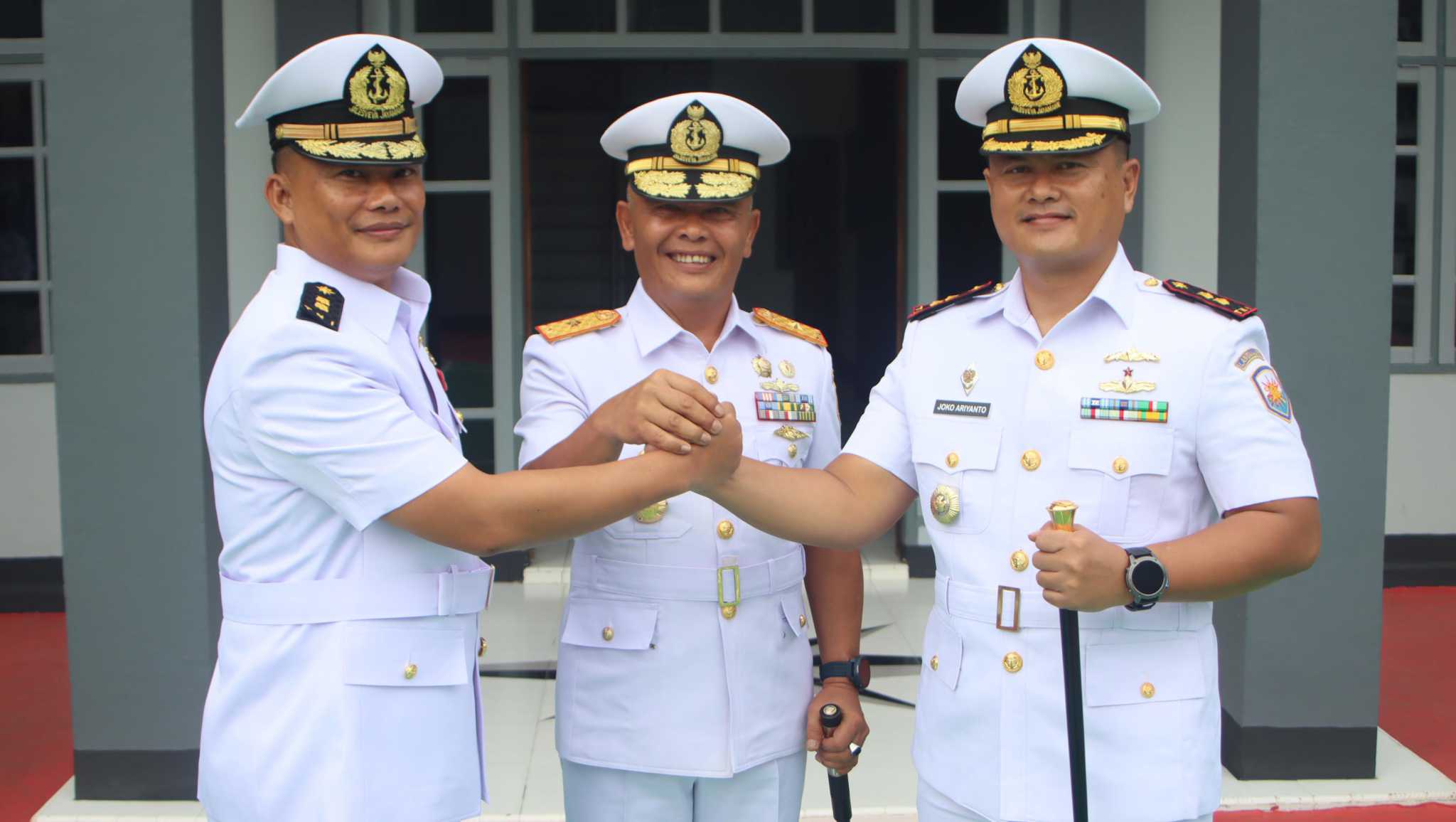 Hojatxonaga siyayotgan ayollarning yashirin kamerasi